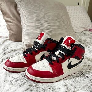 Jordan 1 mid Chicago gs sz 6y (fits a woman 7-8)